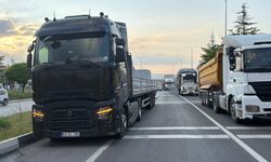TIR'la çarpışan otomobil takla atıp karşı şeride geçti; 1 ölü, 2 yaralı