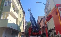 Tuzla'da 4 katlı binanın çatısında çıkan yangın yandaki apartmana sıçradı