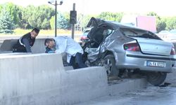 Tuzla'da gişelerde beton bariyere çarpan otomobilin sürücüsü öldü
