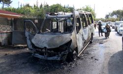 Ümraniye'de seyir halindeki yolcu minibüsü alev alev yandı