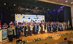 Üniversiteden dereceyle mezun olup, veda konserinde sahne aldı