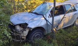 Uşak'ta ağaçlara çarpan otomobilin sürücüsü öldü, eşi yaralandı