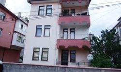 Uzaklaştırma kararı olan koca, çocuklarının gözü önünde eşini boynundan bıçakladı