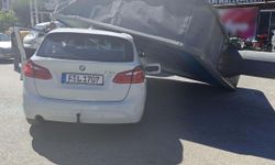 Üzerine reklam totemi devrilen otomobilin sürücüsü yara almadan kurtuldu