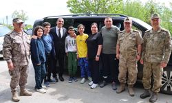 Vali Taşolar, trafik uygulamasında tanıştığı dördüzlerle sohbet etti