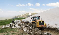 Van'da 3 bin 800 rakımda karla mücadele çalışması