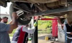 Vinçle kaldırılan otomobilin motor bölümündeki yılan çıkarıldı