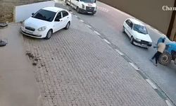 Yolunu kesen kuzenleri tarafından demir çubuklarla dövüldü; olay kamerada