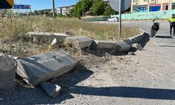Yön levhasına çarpan motosikletin sürücüsü ağır yaralandı
