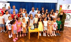 Bülent Ecevit Türk Okulu Harlow'da karneleri dağıttı