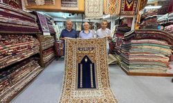 45 yıldır tarihi halılara hayat veriyor