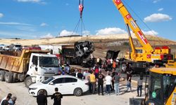 Ankara'da yol çalışmasında iki hafriyat kamyonu çarpıştı: 2 ölü