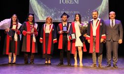Annesinin isteğini yerine getirdi, üniversitede 4 bölümden 3'ünü birincilikle bitirdi