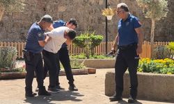 Antalya'da tarihi kapı önünde taşlı ve delici aletli kavga