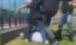 Arnavutköy'de bir grup çocuk, arkadaşlarını darbederken o anları kaydetti