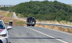Arnavutköy'de servis minibüsüne çarpan hafriyat kamyonu devrildi