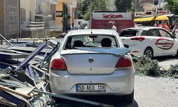 Atıl haldeki hastane binasının dış cephesi çöktü, 2 otomobil hasar gördü