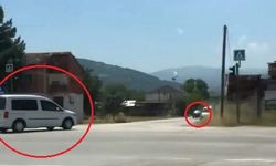 Ayaklarını camdan çıkarıp, içki içen 'ehliyetsiz' sürücünün polisten kaçtığı anlar kamerada