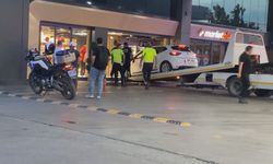 Bağcılar'da akaryakıt istasyonundaki otomobil markete daldı; müşteri yaralandı