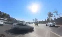 Bağcılar'da kontrolsüz şekilde yan yola giren otomobil motosiklete çarptı