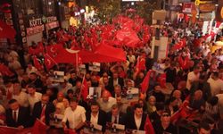 Bahçelievler'de şehitler için 100 metrelik bayrakla yürüdüler