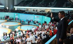 Bakan Bayraktar, 2. Büyük Güreş Festivali Minikler Şampiyonası'nda sporcularla bir araya geldi