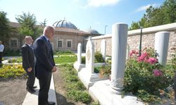 Bakan Ersoy, Fatih Külliyesi Haziresi'ni ziyaret etti