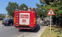 Bakırköy'de ağaçlara çarpan otomobil yan yattı; sürücü yaralandı