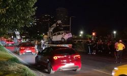 Bakırköy'de park halindeki 2 araca çarpan otomobil devrildi