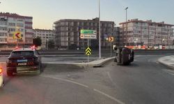 Bakırköy'de refüje çarpan otomobil devrildi; sürücü yaralandı