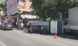 Bayrampaşa'da hafif ticari araca çarpan su tankerinin devrildiği anlar kamerada
