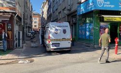 Bayrampaşa'da 'laf atma' kavgasını ayırmak isterken silahla vuruldu: 2 yaralı