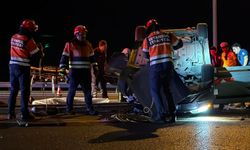 Beykoz'da minibüse çarpan otomobil takla atıp bariyerlere saplandı: 1 ölü, 2 yaralı