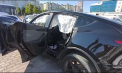 Beylikdüzü'nde kazanın ardından savrulan otomobil yol kenarında oturanların arasına daldı: 6 yaralı