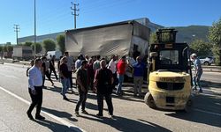 Bursa'da freni boşalan kamyon 2 araca çarptı; 3 yaralı