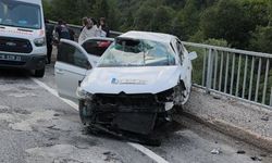 Bursa'da otomobil köprü üzerindeki bariyerlere çarptı: 5 yaralı