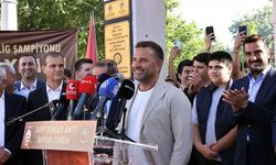 Büyükçekmece Şampiyonlar Anıtı'nda Galatasaray bayrağı göndere çekildi / Metin ve fotoğraf eklendi