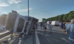 Büyükçekmece'de beton tankeri devrildi; yol trafiğe kapatıldı