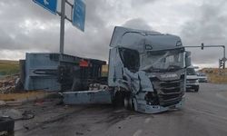 Çorum'da iki TIR'ın çarpıştığı kaza kamerada