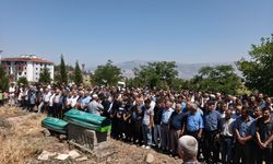 Deneme sürüşü yaparken kanala uçtukları otomobilde ölen anne ve oğlu toprağa verildi