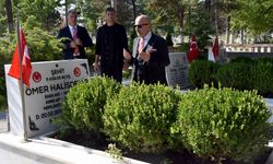 Dönemin Özel Kuvvetler Komutanı emekli Korgeneral Aksakallı, Ömer Halisdemir'in mezarını ziyaret etti