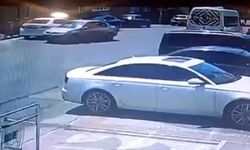 El freni çekilmeyen otomobil, hareket edip istinat duvarında asılı kaldı