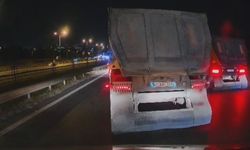 Esenyurt'ta kontrolsüz şerit değiştiren 2 hafriyat kamyonu kamerada