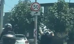 Esenyurt'ta motosikletlinin tek teker üzerinde tehlikeli yolculuğu kamerada