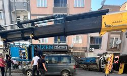 Eşya taşıma asansörünün minibüsün üzerine devrildiği anlar kamerada