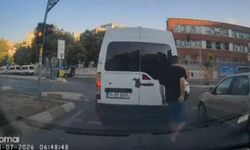 Eyüpsultan'da otomobil trafik ışığına çarparak savruldu; kaza kamerada