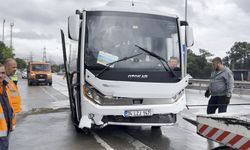 Eyüpsultan'da servis aracı bariyerlere çarptı: 3 yaralı