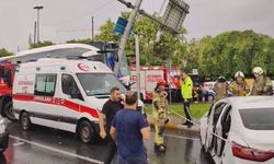 Eyüpsultan'da yolcu otobüsü otomobile çarptı; yaralılar var -1