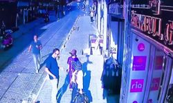 Fatih'te caddede yürüyen turistlerin cüzdanını çalan 2 çocuk yakalandı