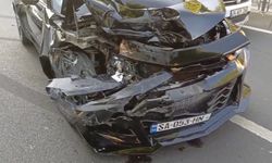 Fatih'te Gürcistan plakalı otomobil servis minibüsüne çarptı, sürücü kaçtı